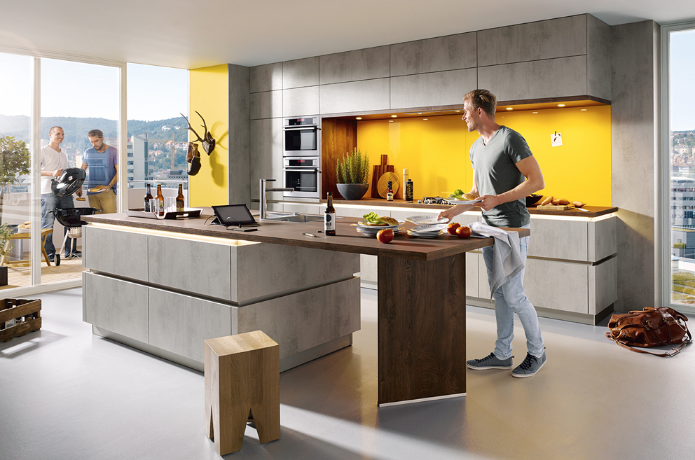 Man in moderne keuken in betonlook van Boncquet